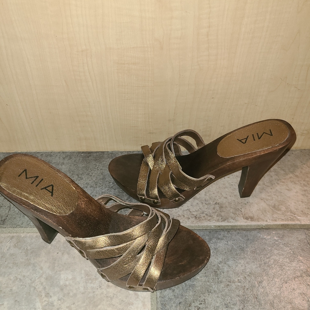 8 MIA Y2K gold weave & wooden classic mules (fits more like a 7.5)